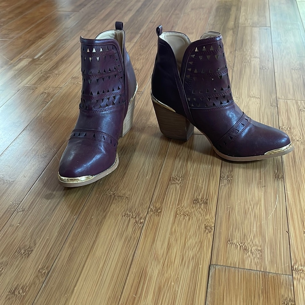 Beautiful and fun genuine leather ankle boots, very comfortable and versatile.